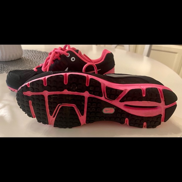 Nike Lunarlon Hot Pink and Black sneakers. - Picture 8 of 9